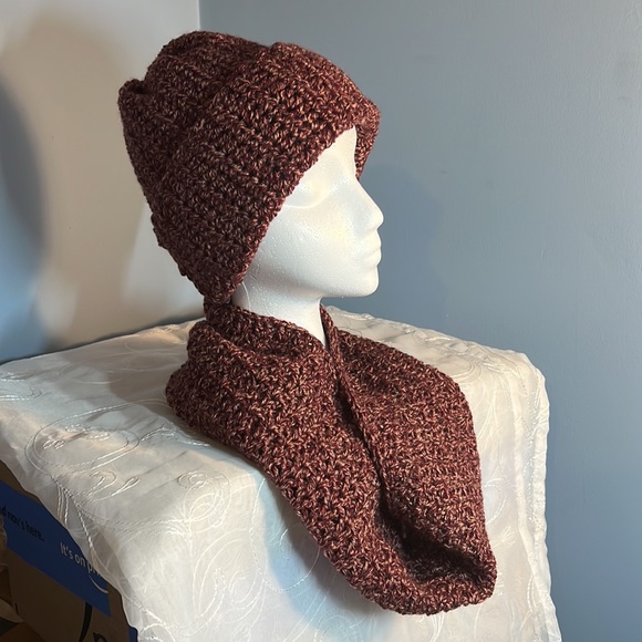 Handmade Crochet Woman/Girls Beanie and Infinity Scarf Set NEW - Picture 5 of 7
